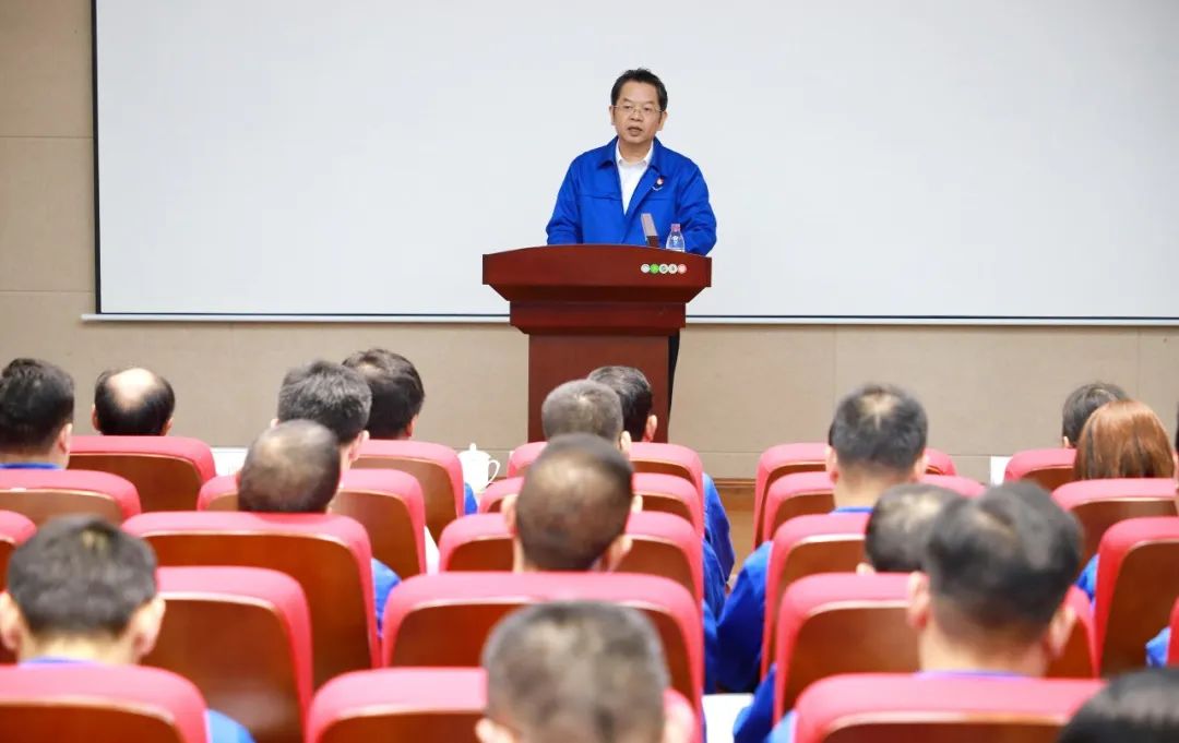 集团党委书记、董事长韦宏文作廉洁集体谈话.jpg